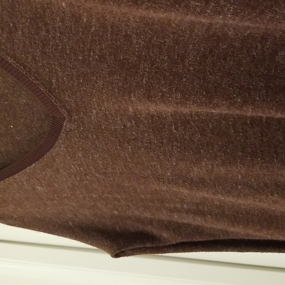 ❗❗3/$20 Aritizia Wilfred Sherbrooke Maroon Vneck Long sleeve - Picture 5 of 5